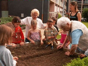 Jardinage : Les personnes agees donnent des conseils aux enfants