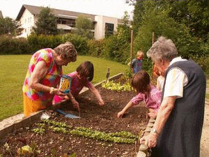 Jardinage : Les personnes agees donnent des conseils aux enfants