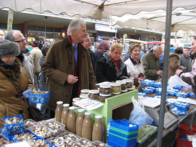 Michel Barnier au march de Chambry