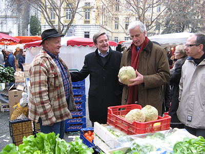 Michel Barnier au march de Chambry