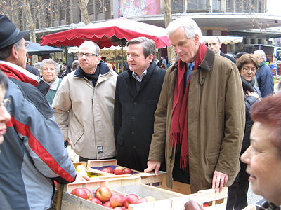 Michel Barnier au march de Chambry