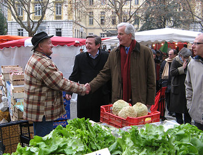 Michel Barnier au march de Chambry