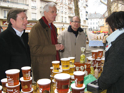 Michel Barnier au march de Chambry