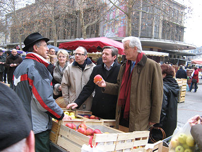 Michel Barnier au march de Chambry