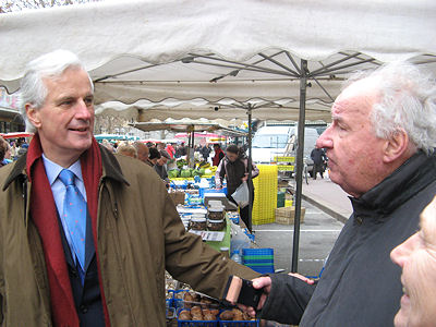 Michel Barnier au march de Chambry