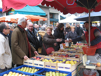 Michel Barnier au march de Chambry