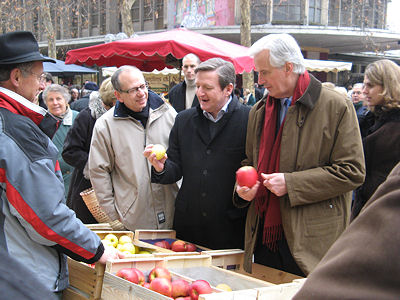 Michel Barnier au march de Chambry