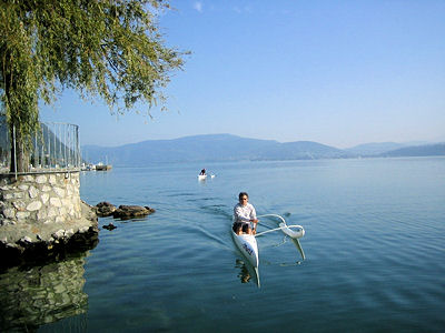 Lionel Mougin sur une pirogue sur le lac du Bourget