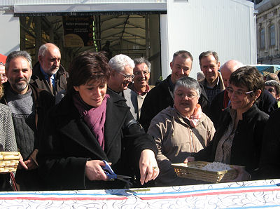 Bernadette Laclais coupe le ruban d'inauguration du nouveau marche provisoire