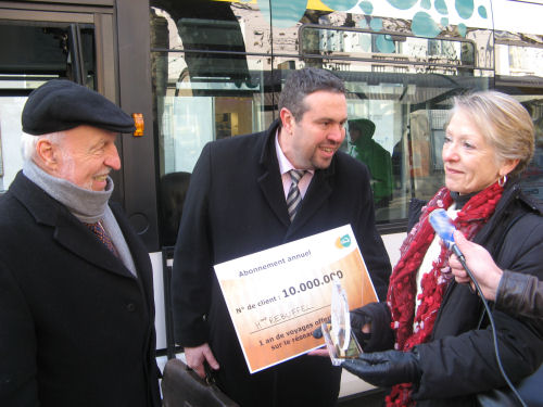 Louis Besson récompense Madame Rebuffel 10 millionième passagere du réseau Stac 2010