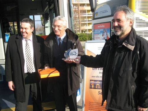 remise du trophée de la stac a un conducteur du reseau stac