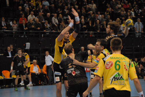 une rencontre handball disputee