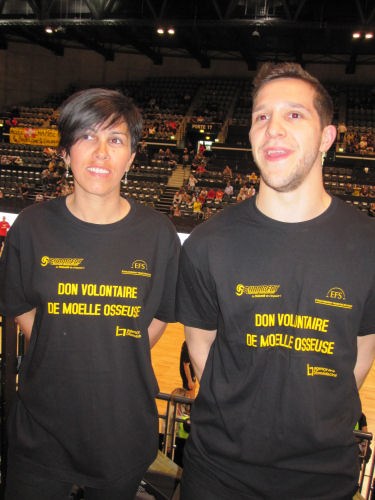 Nathalie et Thibault, 2 bénévoles encourageant le don de moelle osseuse