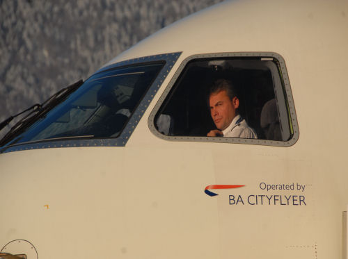 Aéroport Chambéry Aix les Bains pilote avion dans cokpit