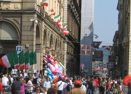 rues animées turin et drapeau du Piémont