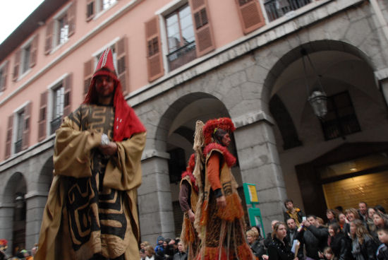 carnaval personnages echasses