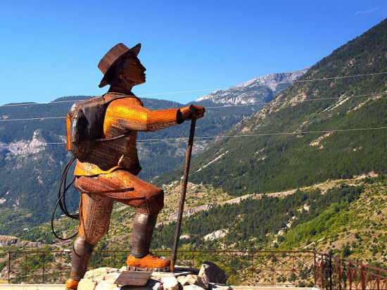 Statue d'Edouard Whymper le vainqueur du Cervin face  L'Argentire dans les Hautes-Alpes