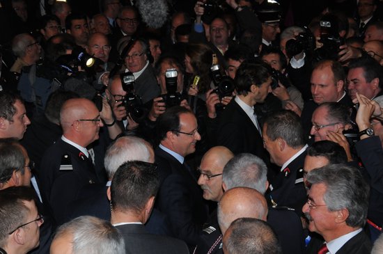 François hollande bain de foule chambery