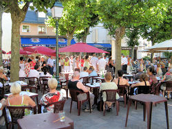 place animée Aix les Bains