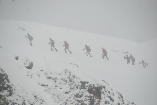 Pierra menta avancée des skieurs dans le brouillard