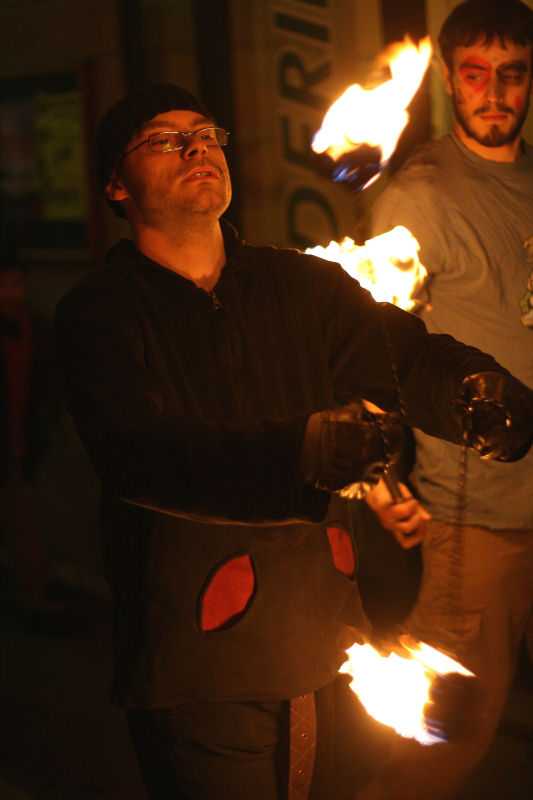 Cracheur de feu dans la rue