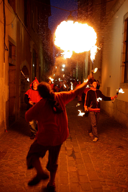 Cracheurs de feu dans les rues la nuit