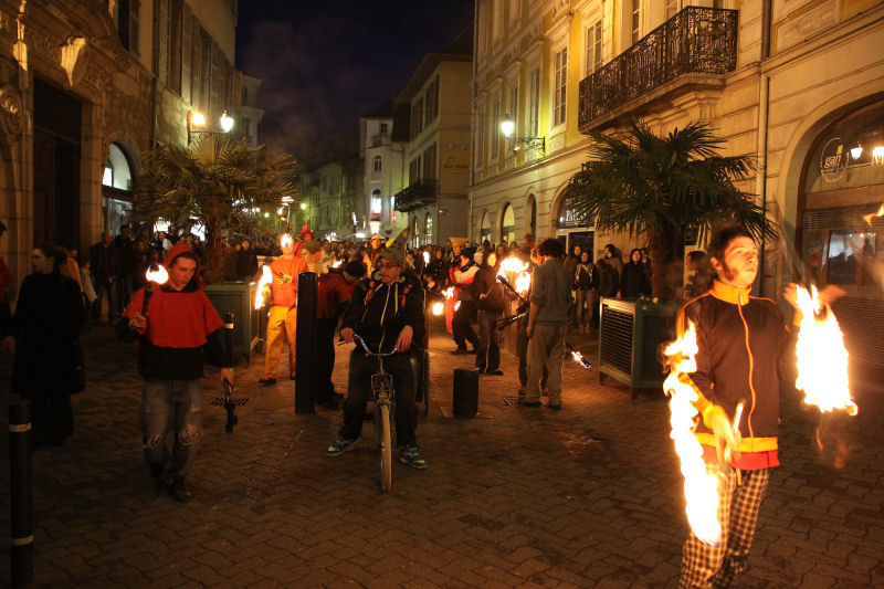 Dfil de  jongleurs cracheurs de feu et saltimbanques dans les rues la nuit