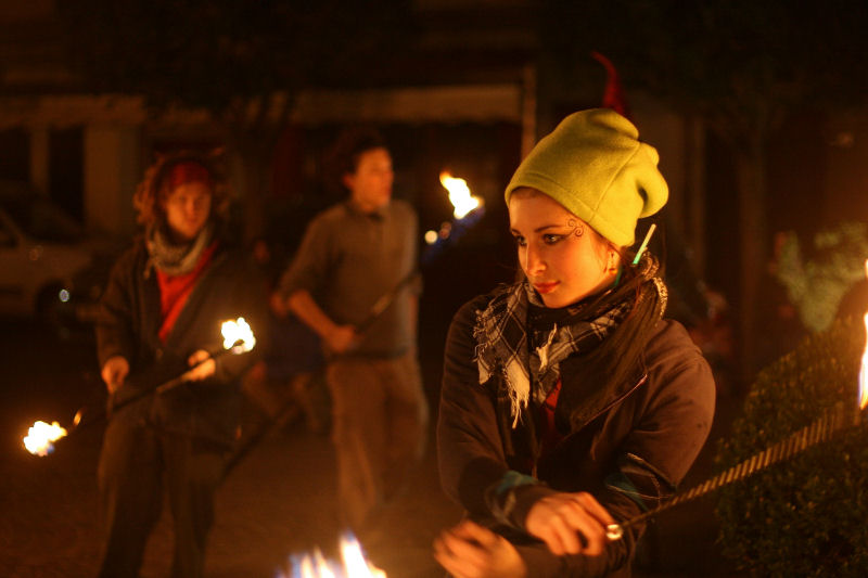 Jonglage avec des boules de feu