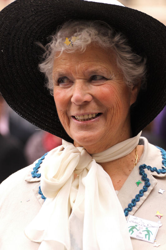 Une dame au grand chapeau dans le dfil du carnaval