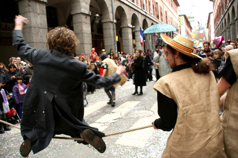 Sur une corde en quilibre pendant le carnaval