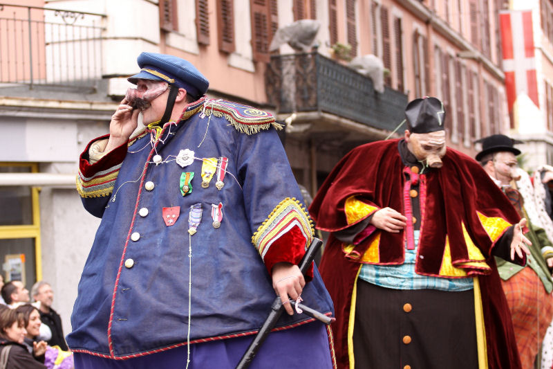 Personnages de carnaval au nez de cochon