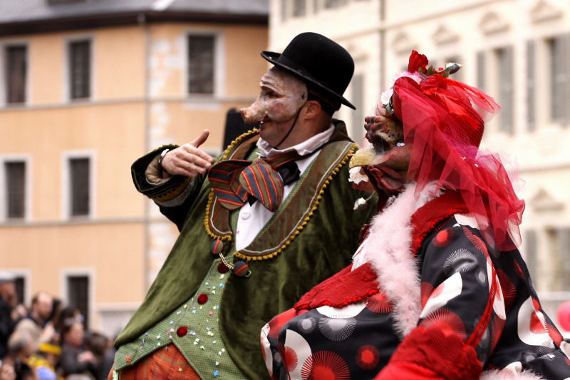 Personnages loufoques au carnaval