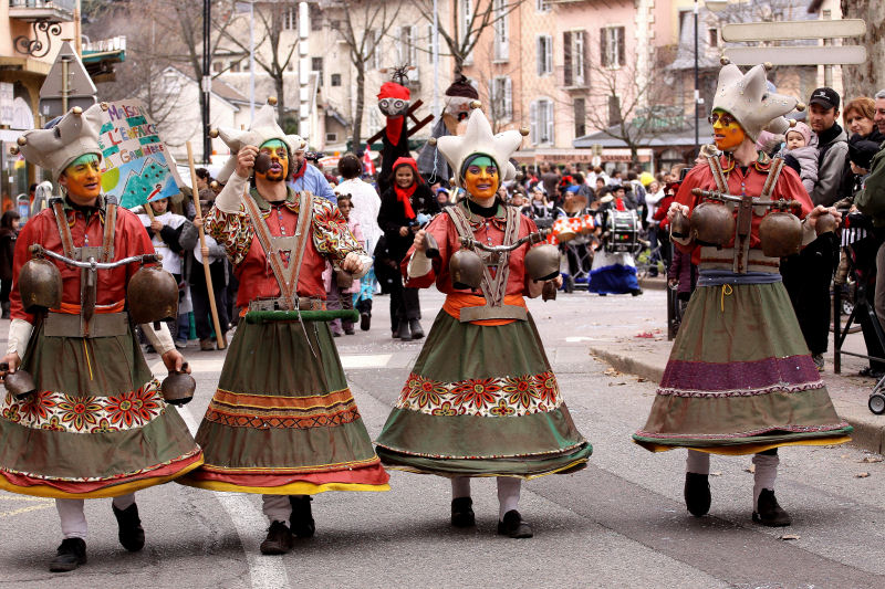Danseurs et danseuses aux cloches et clochettes dfilent au carnaval
