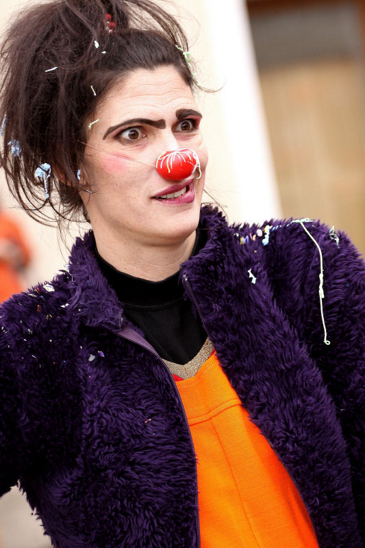 Femme clown au nez rouge