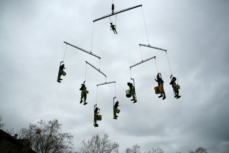 Musiciens suspendus dans les airs sur un mobile