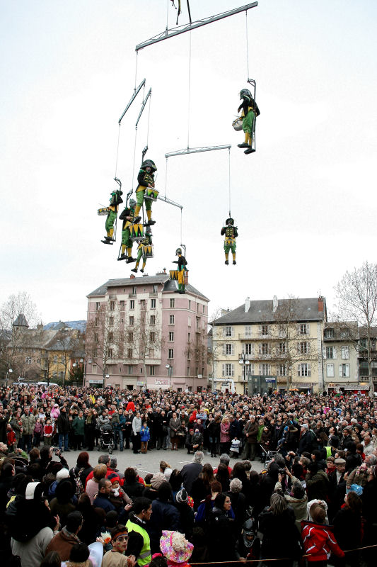 Musiciens suspendus au-dessus du public en plein air