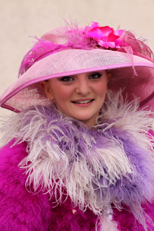 chapeau rose et frou frou le charme au carnaval