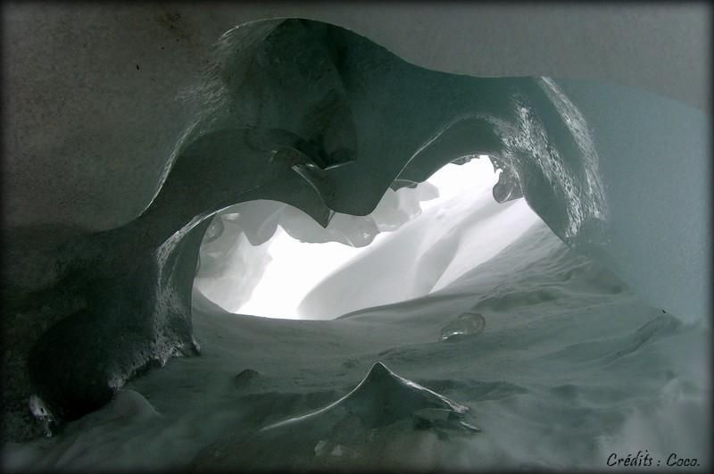 Grotte de neige sous la glace ou dans un glacier par Audrey Gnininvi
