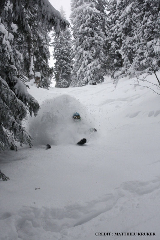 Skieur dans la poudreuse en fort par Matthieu Kruker