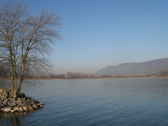 Le lac du Bourget finit, la Chautagne commence..