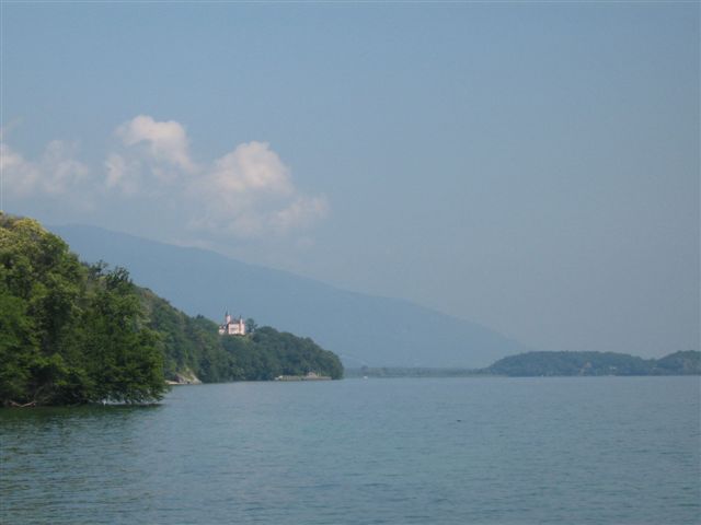 Hautecombe et la cote sauvage du  Lac du Bourget