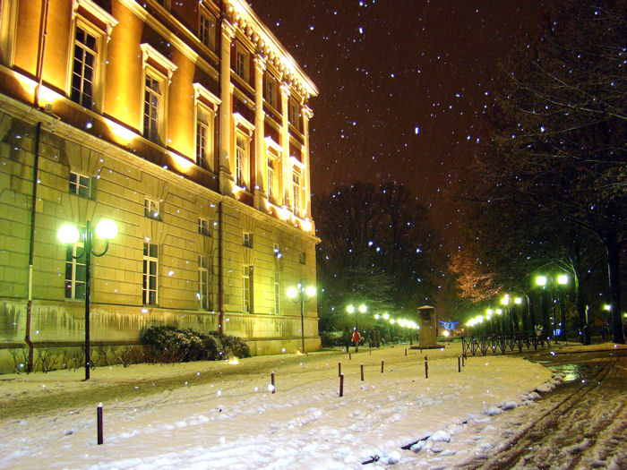 chambery palais de justice sous la neige la nuit