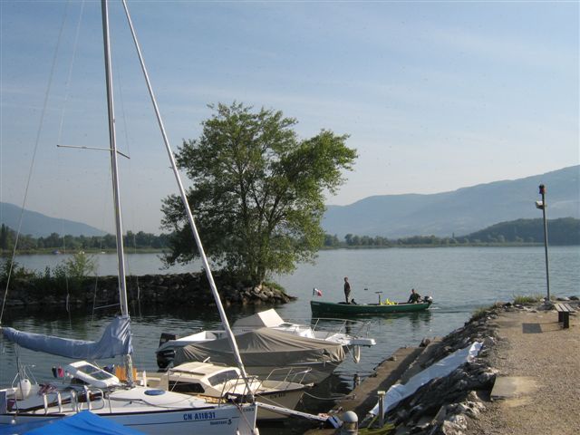 Un bateau rentre au port sur le Lac du Bourget - Conjux