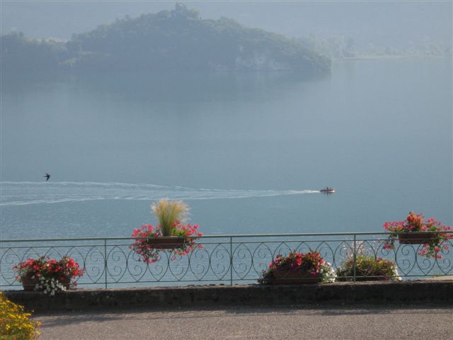 Un bateau sur le lac dans la tranquillite du matin