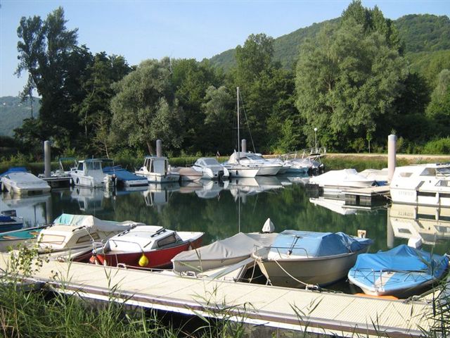 Un port dans les arbres sur le Lac du Bourget 