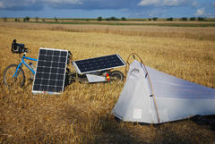 velo electrique solaire en bivouac avec tente dans un champ