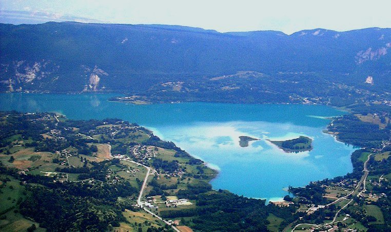 Le lac d'Aiguebelette - photo vue du ciel